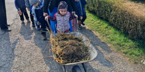 Návštěva statku a jarní práce na zahradě - 1743162159_20250326_092122.jpg